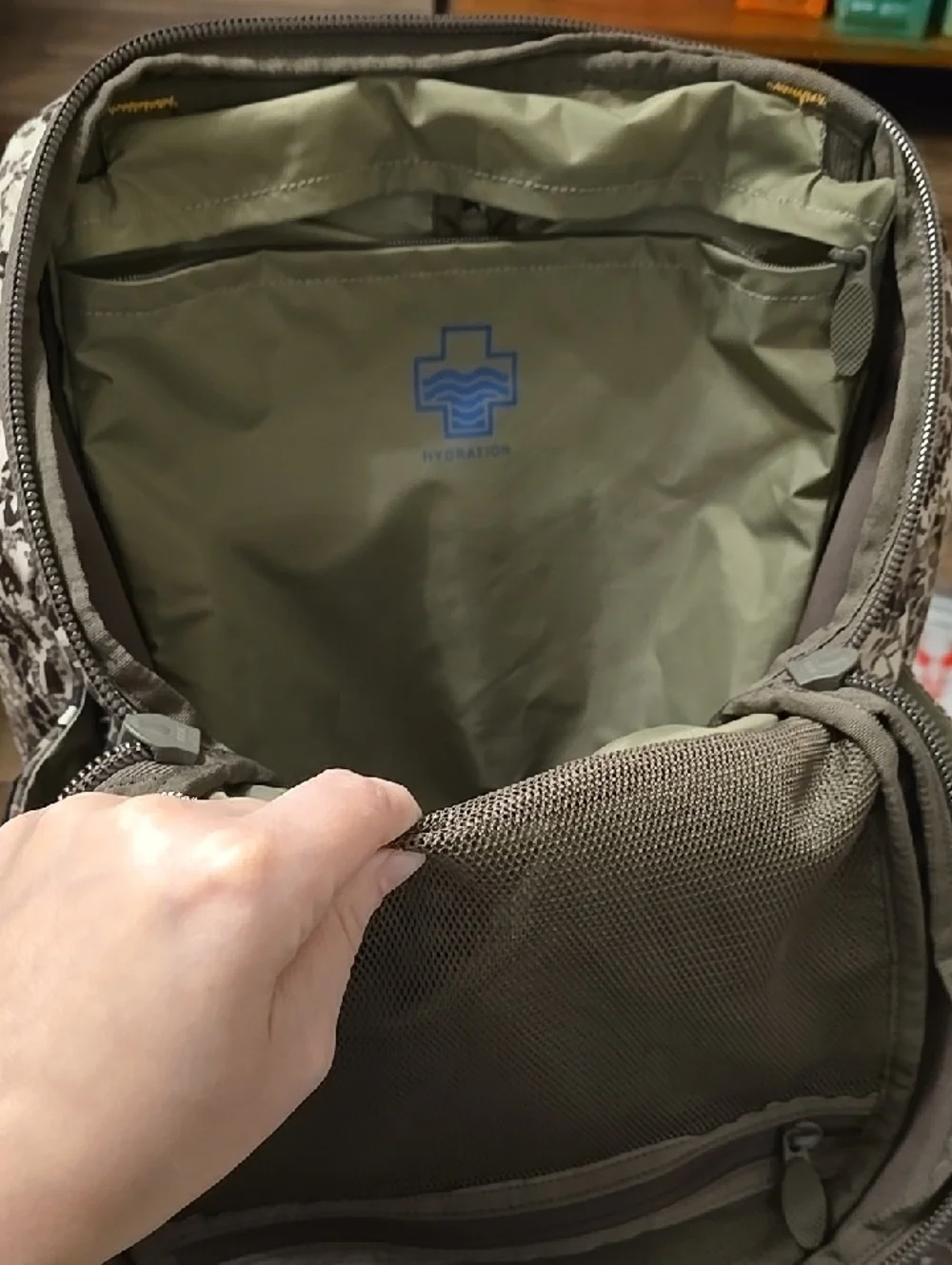 Badlands Camouflage Backpack Hydration Pack with Reservoir - Picture 4 of 7